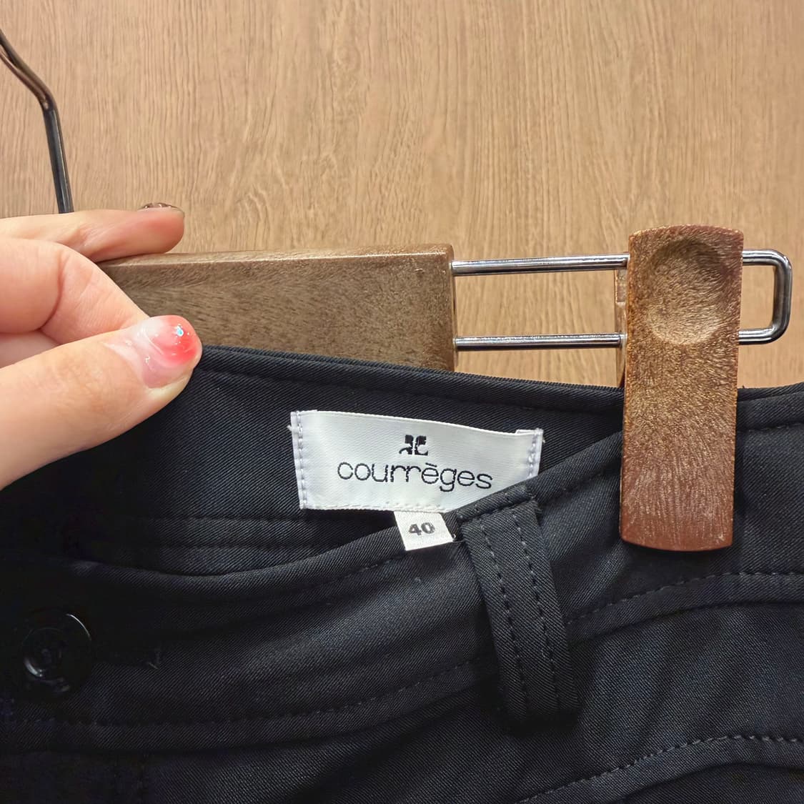 꾸레쥬 팬츠 프론트 절개 백 포켓 로고 자수 디테일 슬림핏 블랙 상품이미지7