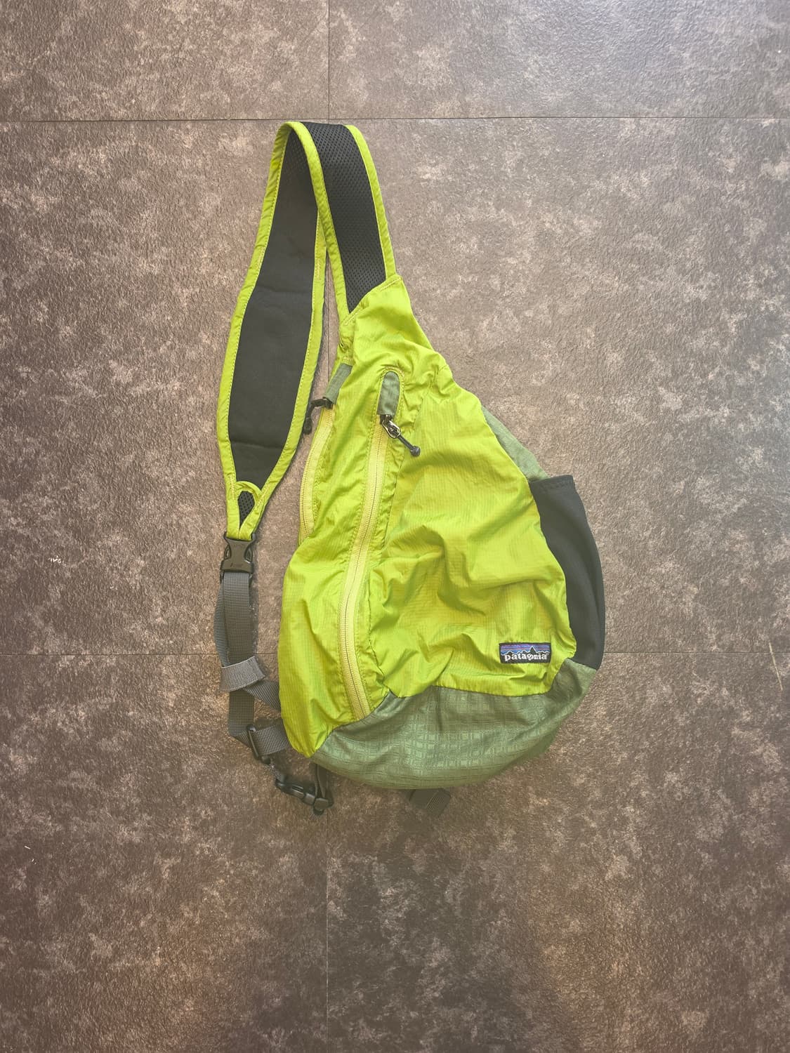 파타고니아 슬링백 - 라임색 상품이미지1