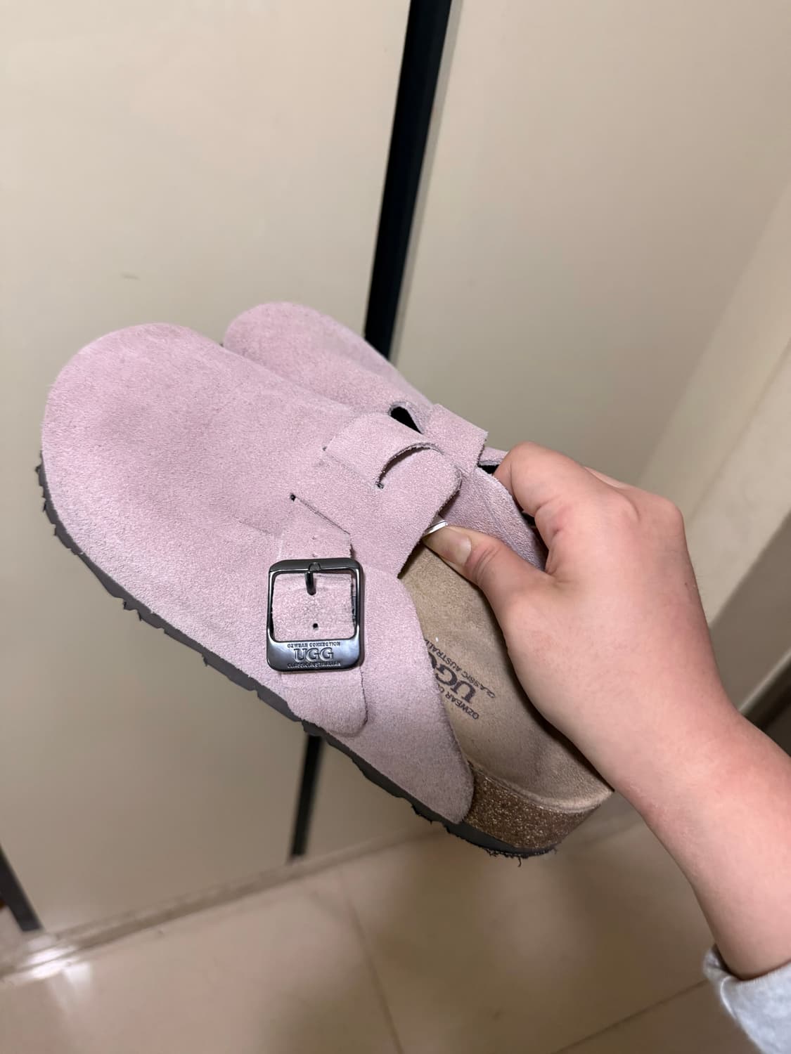 UGG 스웨이드 클로그 핑크 상품이미지3