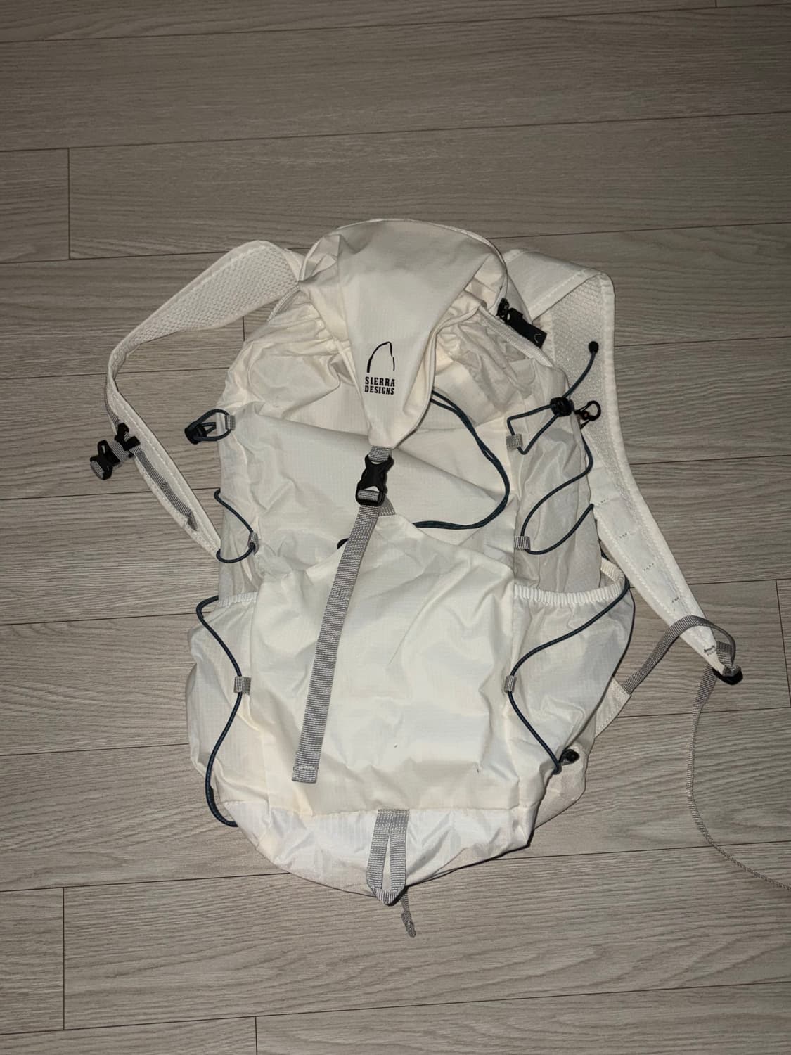 시에라디자인 라센 코듀라 초경량 백팩 17L 화이트 상품이미지1