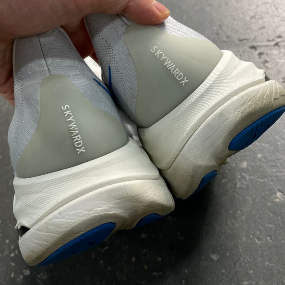 290 호카 스카이워드 X 코스믹 그레이 실버 러닝화 상품이미지4