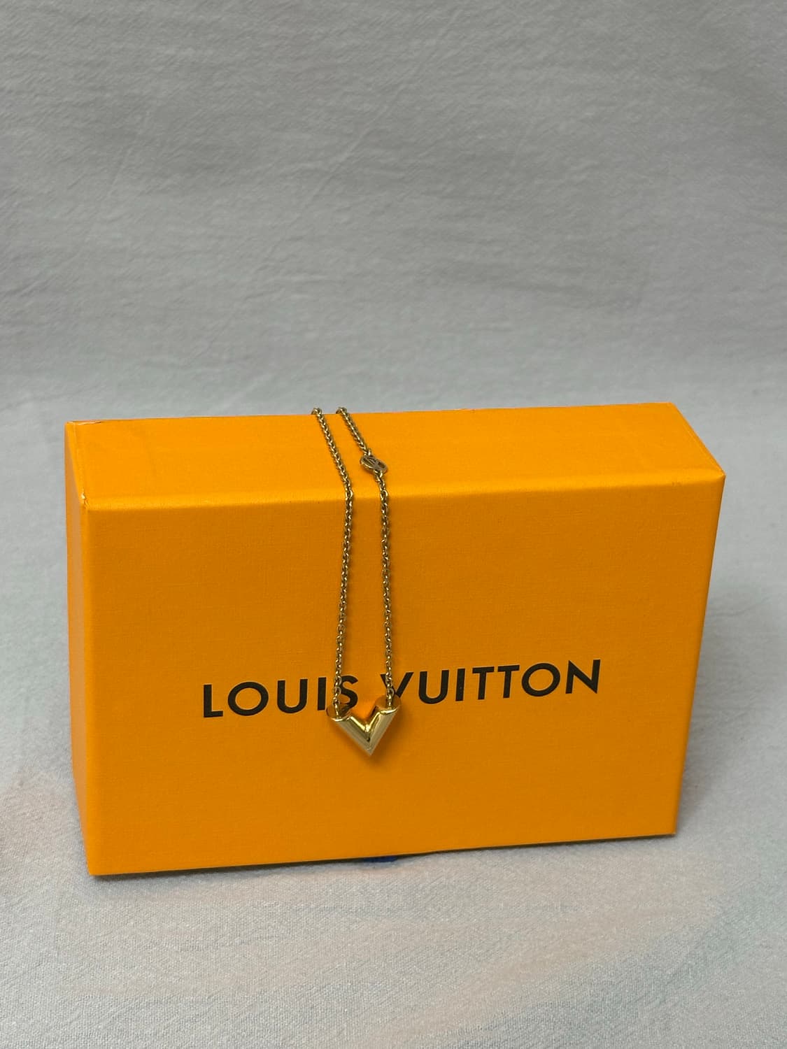 루이비통 에센셜 V 목걸이 골드 상품이미지1