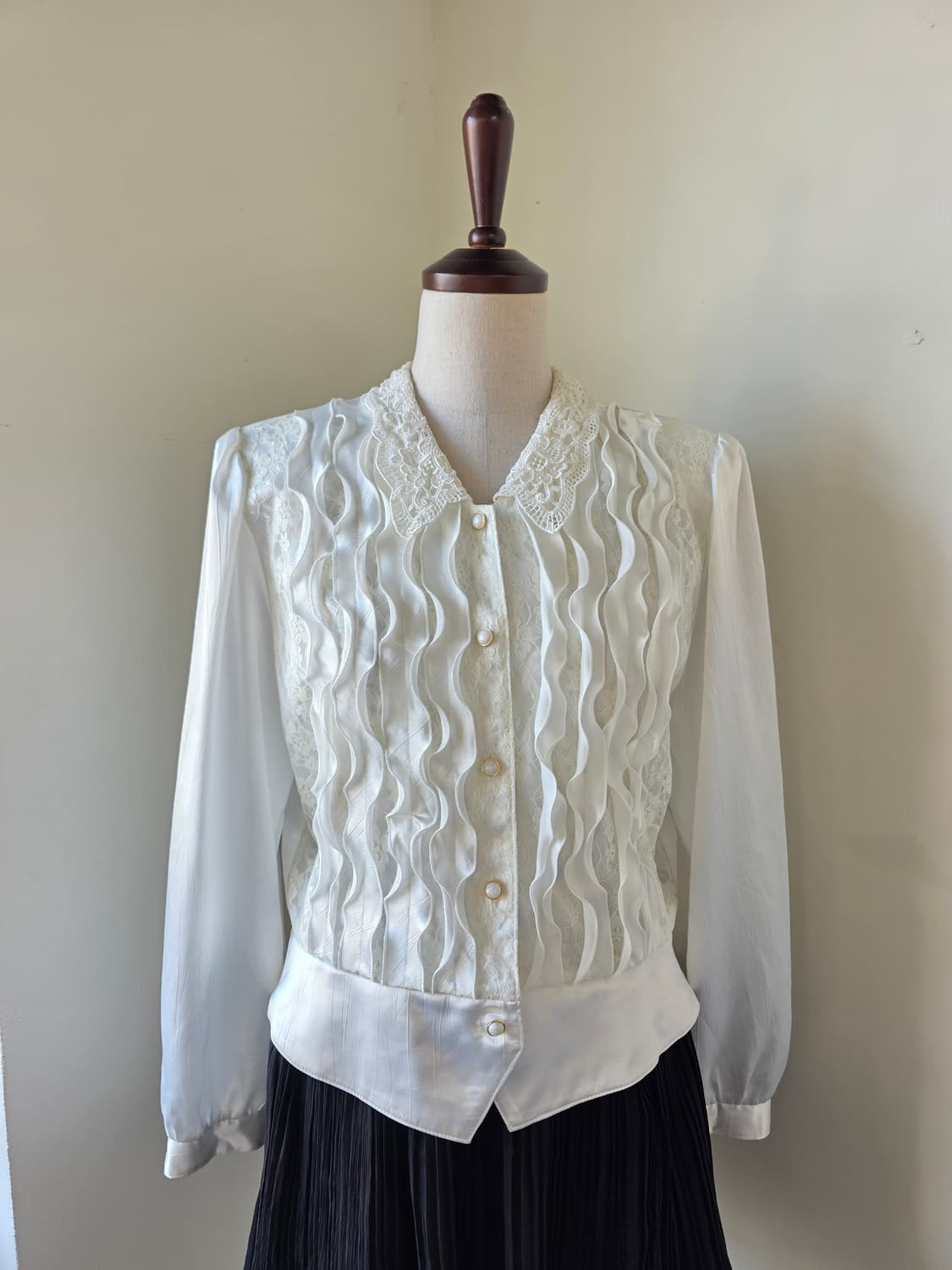 레이스 프릴 화이트 블라우스 상품이미지2