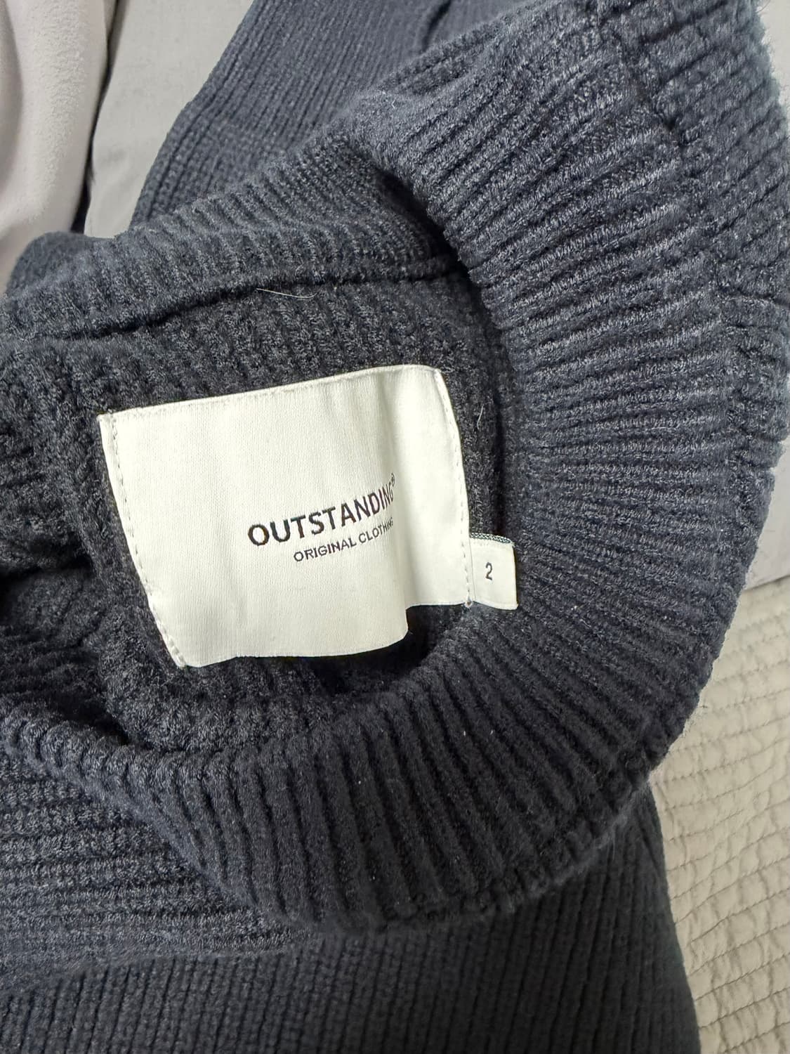  아웃스탠딩 크루넥 니트 블랙 상품이미지2