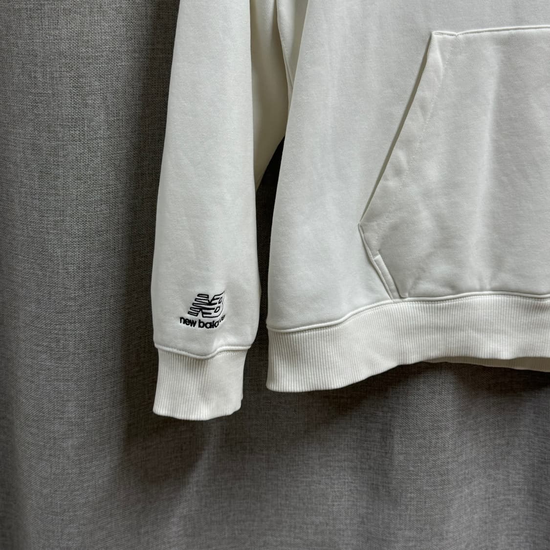 [L] 뉴발란스 화이트 기모 긴팔 후드티 상품이미지4