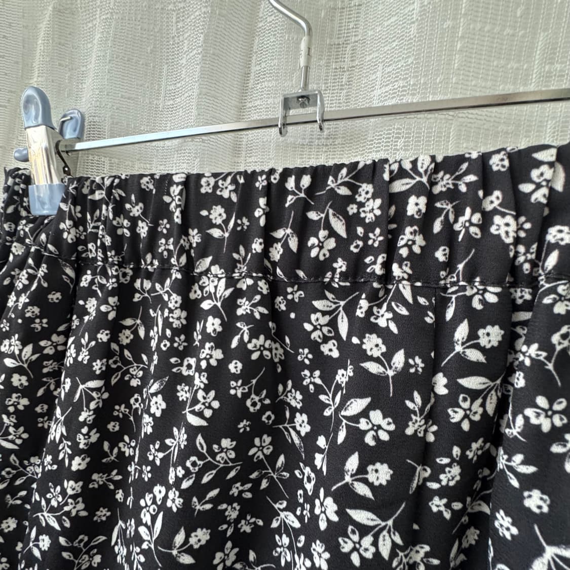 블랙 화이트플라워 패턴 롱스커트 상품이미지4