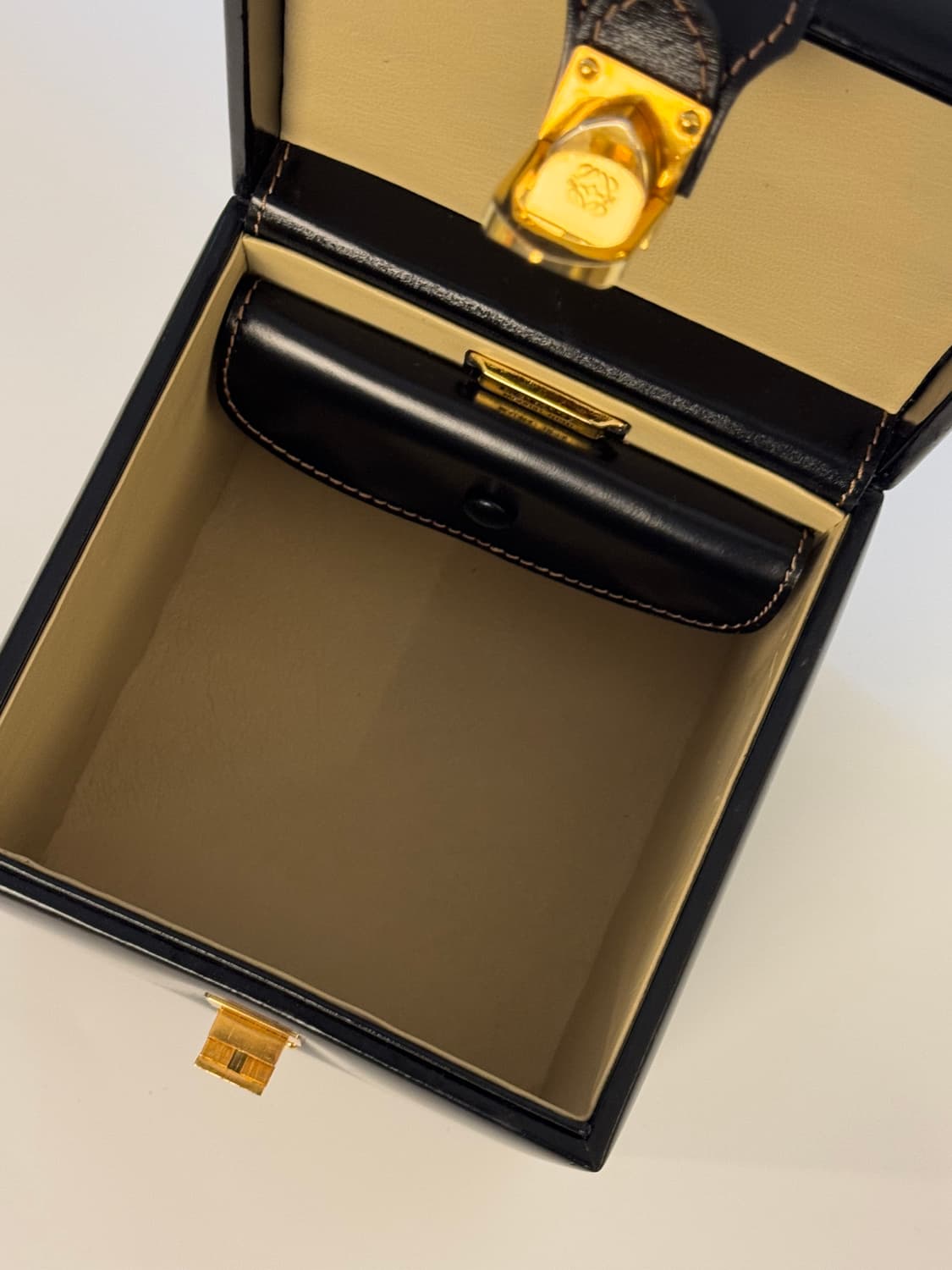 LOEWE(로에베) 아나그램 배니티백 상품이미지8