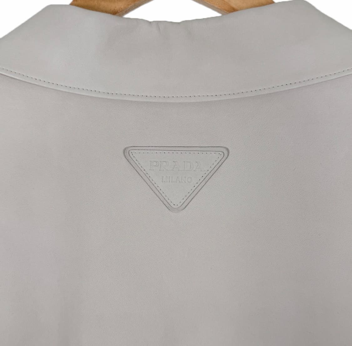 [50] 프라다 남성 나파 레더 삼각로고 램스킨 반팔 셔츠 자켓 베이지 상품이미지5