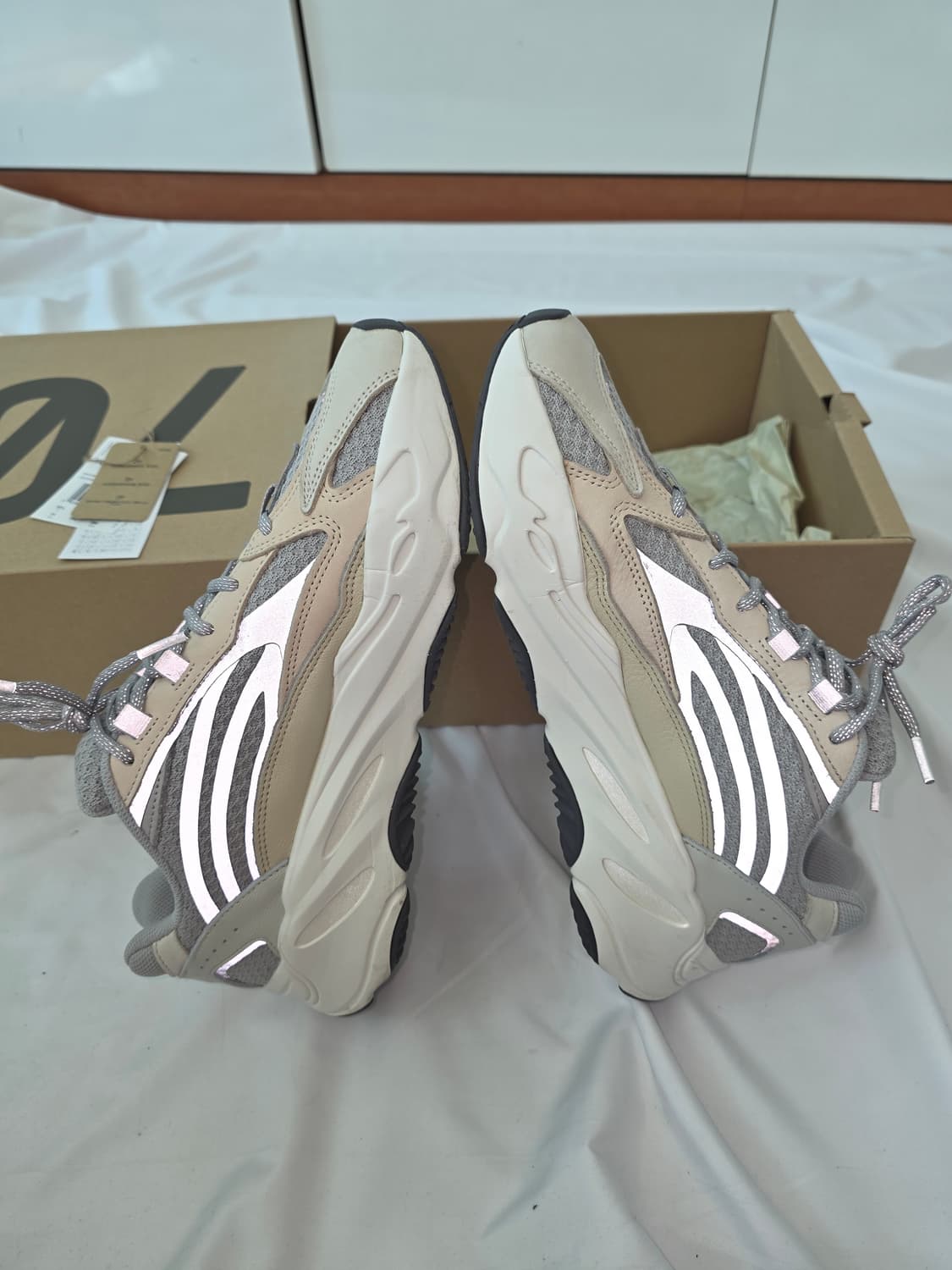 아디다스 이지 부스트 700 V2 크림(285) 상품이미지4