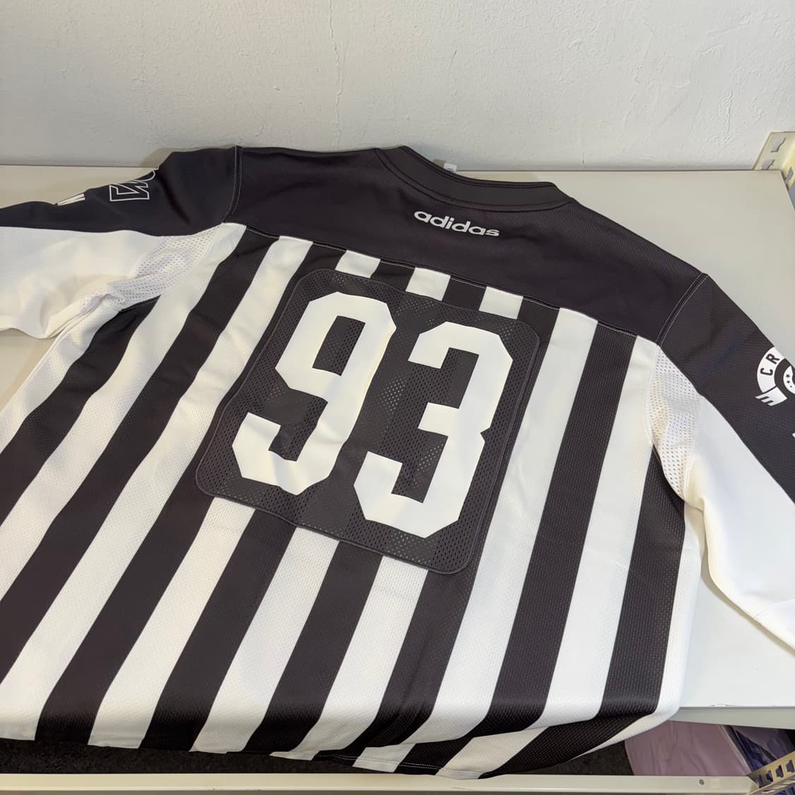 택달린새것 아디다스오리지날 검흰 팀93 브이넥져지 상품이미지3