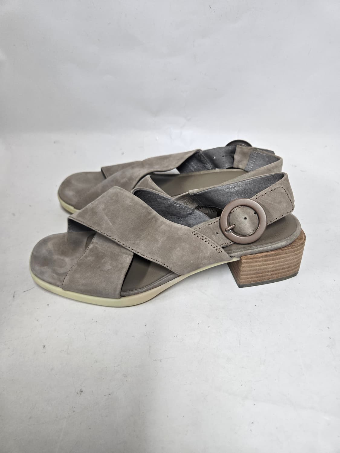  37거의새제품)스웨이드 스트랩 샌들 37 상품이미지3