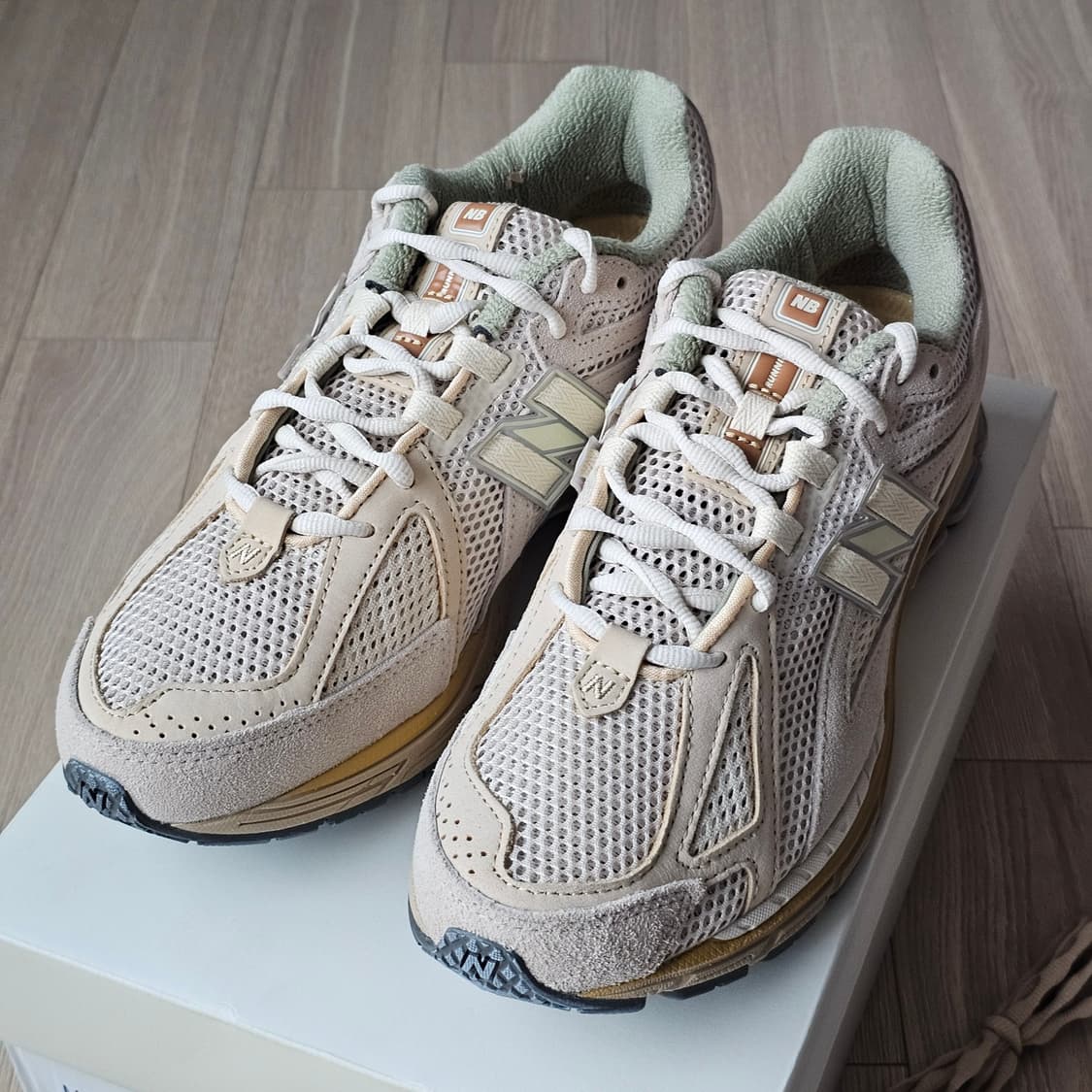 285 새제품) 뉴발란스 x 오라리 1906R 본 화이트 M1906RAU 상품이미지3