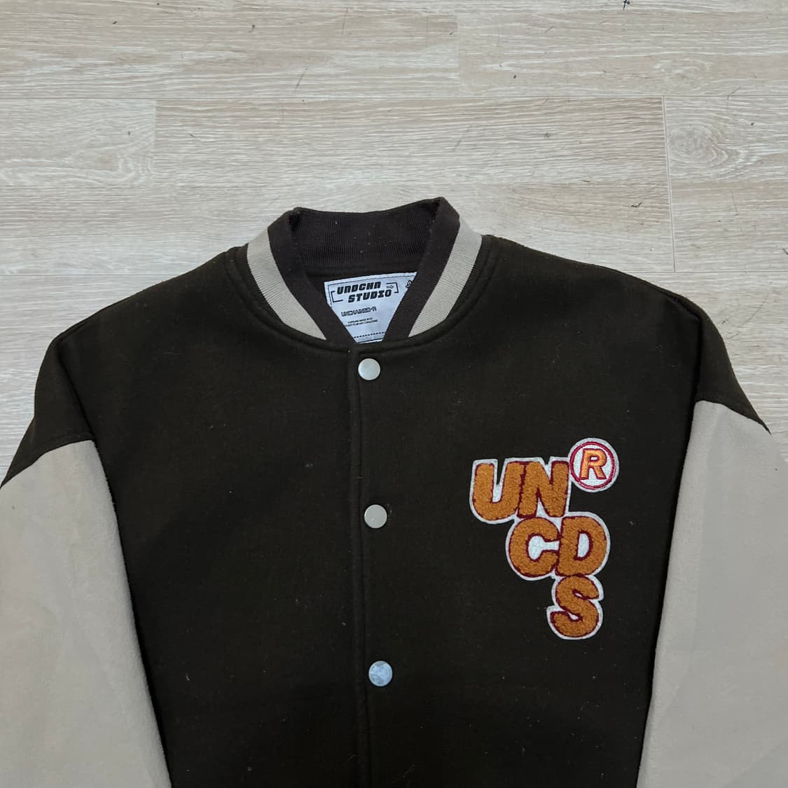 언체인드 스튜디오 자수 로고 스타디움 바시티 자켓 [브라운] L/100 상품이미지2