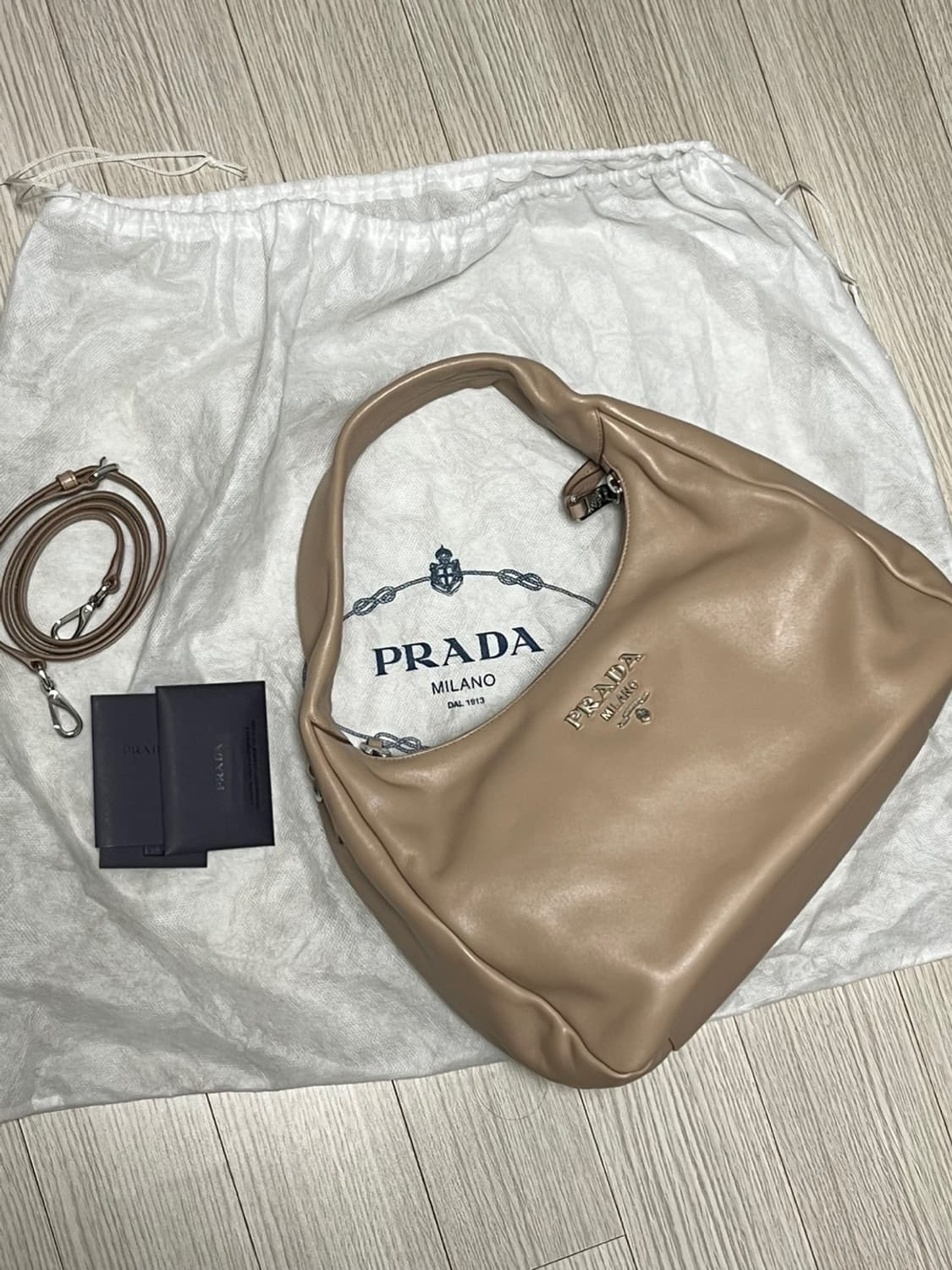 프라다 메탈 로고 카프스킨 레더 투웨이백 상품이미지3