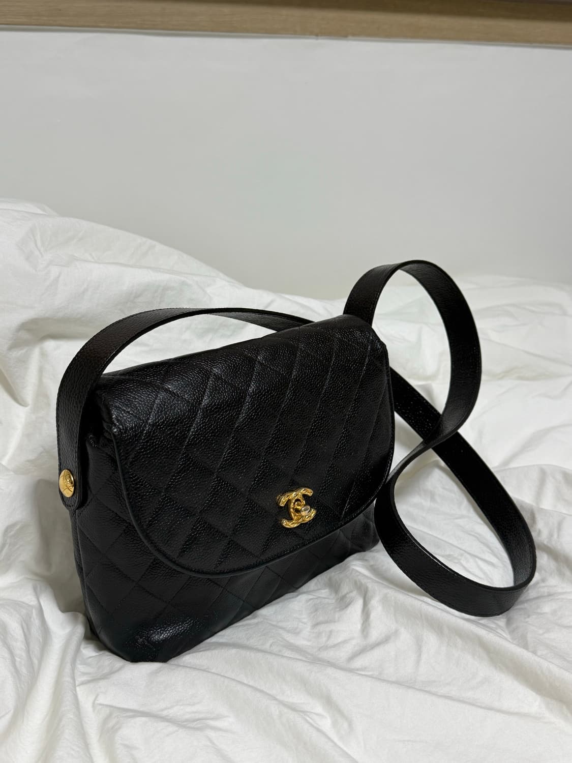 샤넬 캐비어 크로스백 블랙 상품이미지3