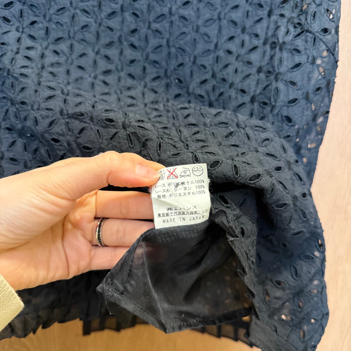 빈티지 슬리브리스 블라우스 플로럴 아일렛 펀칭 백 버튼업 디테일 블랙 상품이미지6