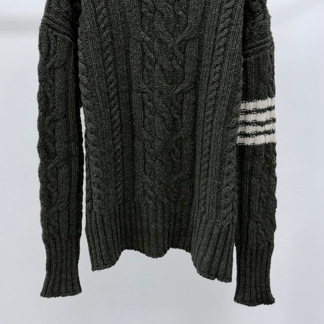 [S급/5] 톰브라운 사선완장 아란케이블 니트 스웨터 카키 상품이미지4