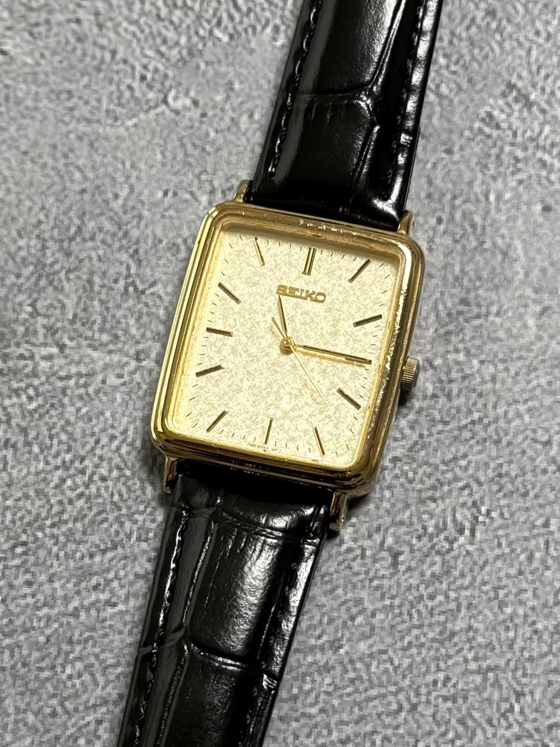 세이코 Seiko 샴페인 골드 다이얼 스퀘어 쿼츠 상품이미지1