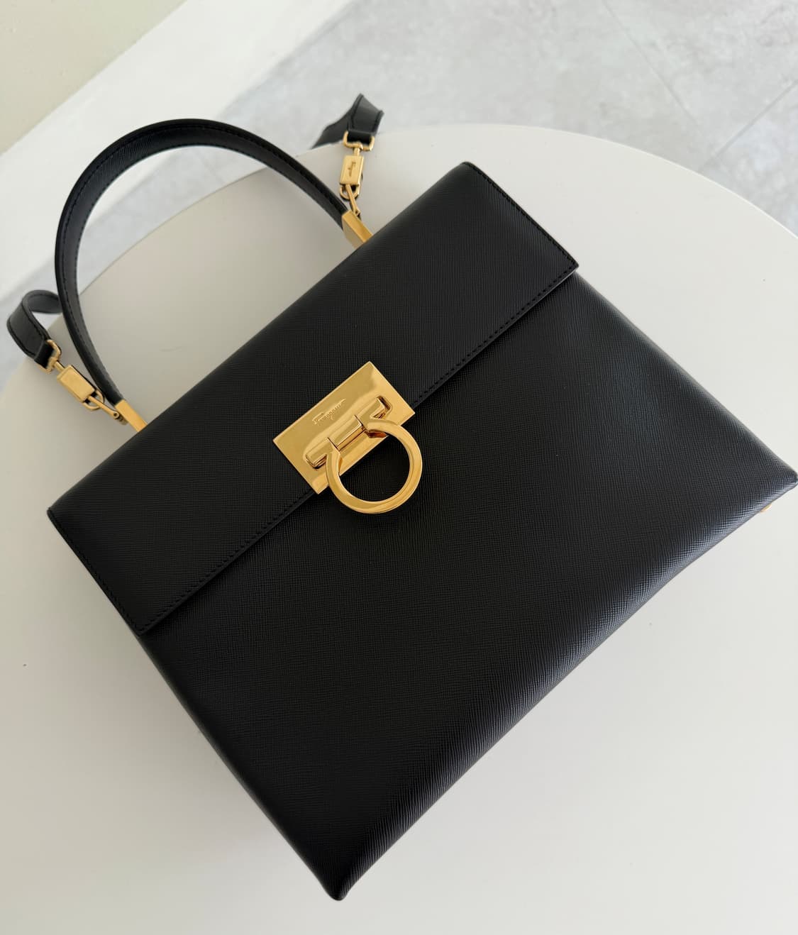 [Ferragamo] Gancini Top Handle Medium 상품이미지5