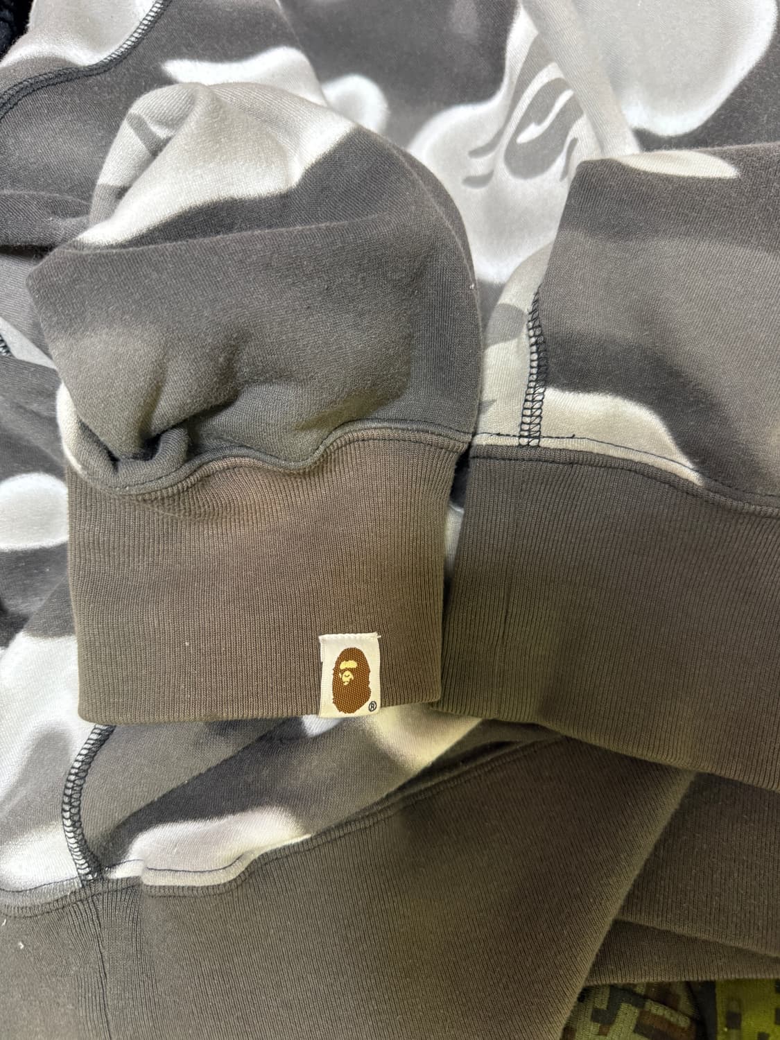 베이프 흑계 리퀴드 카모 후드집업 상품이미지7