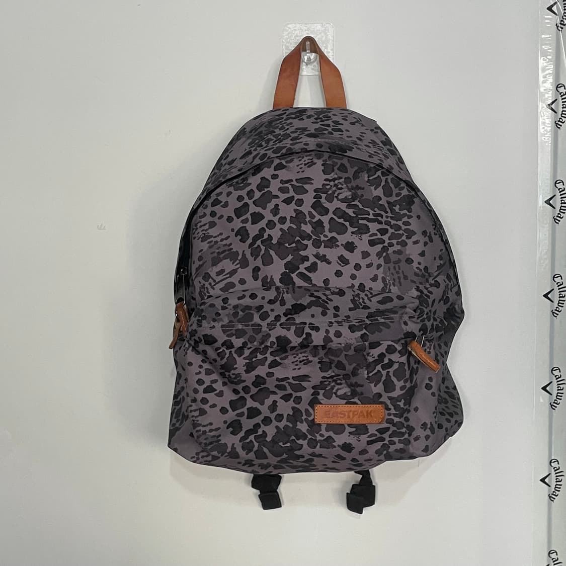 이스트팩 레오파드 백팩 상품이미지1