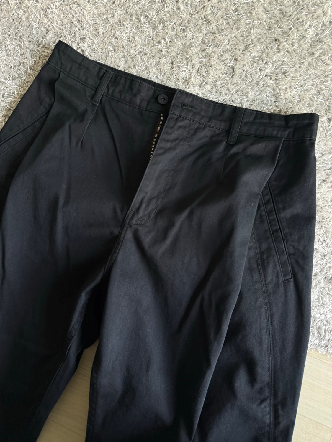 쿠어 코튼 블렌드 딥 플리츠 커브드 팬츠 상품이미지3