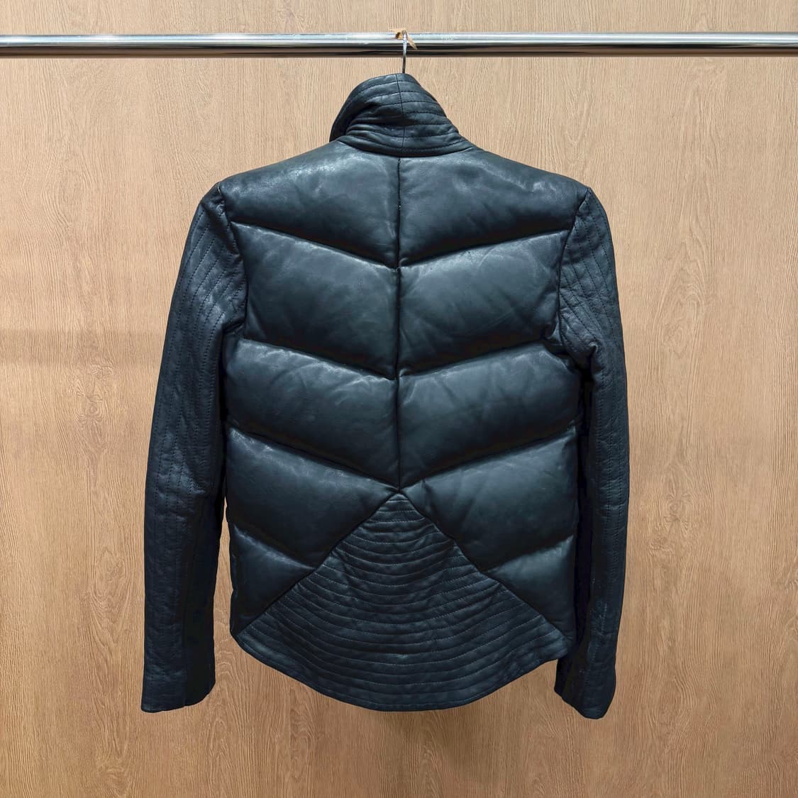 헬무트랭 하이넥 레더 다운 자켓 쉐브론 퀄팅 슬리브 지퍼 디테일 블랙 상품이미지3