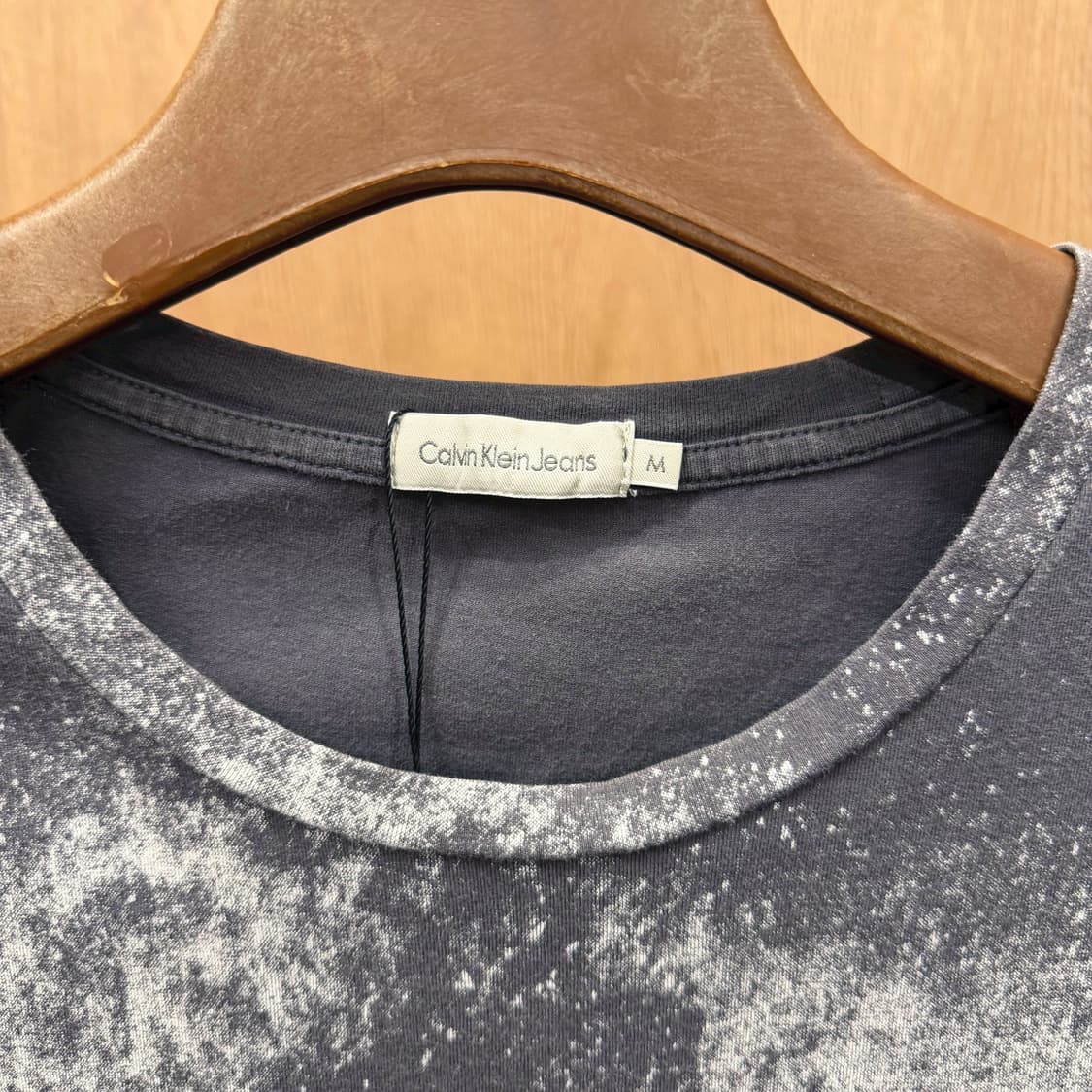 캘빈클라인 반팔 티셔츠 그래픽 프린팅 디테일 레귤러핏 차콜 그레이 상품이미지6