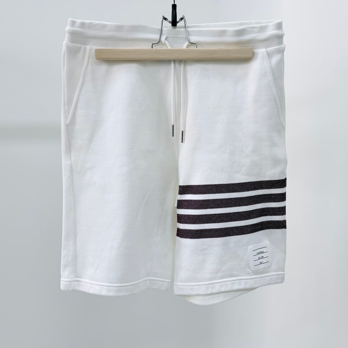 [S+급/3] 톰브라운 사선완장 루프백 스웨트 반바지 화이트 상품이미지1