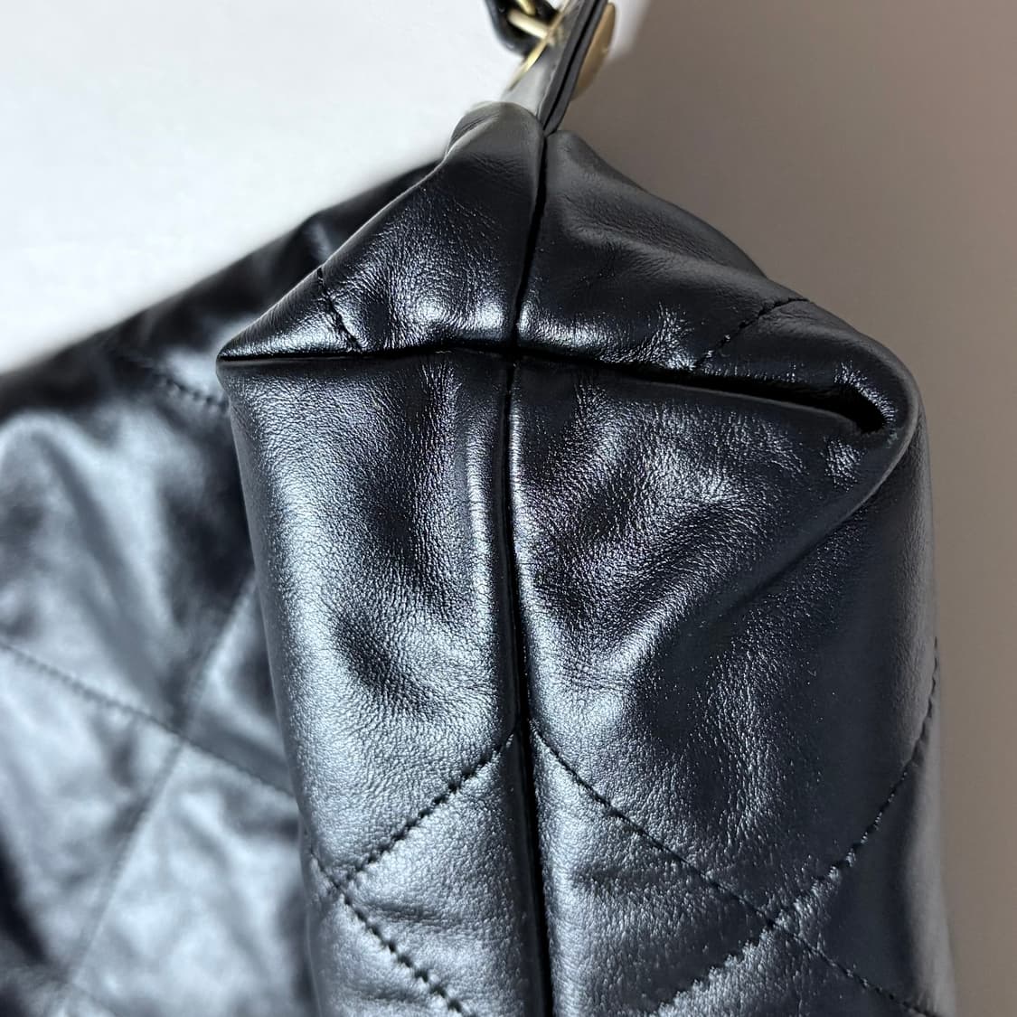 [거의 새제품] 정품 샤넬 22백 미듐 블랙 금장 체인 (숄더백/백팩) 상품이미지4