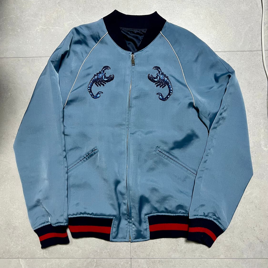 [실측M] 에잇세컨즈 X 지드래곤 콜라보 스콜피온 자수 스카잔 블루종 상품이미지1