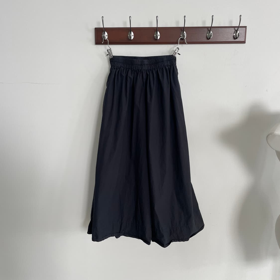 코스 블랙 개더드 와이드 팬츠 GATHERED WIDE-LEG 상품이미지1