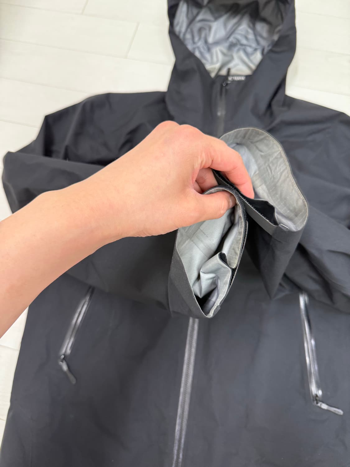 아크테릭스 베타 M 사이즈 자수 로고 버전 판매합니다  새상품 크림가 1 상품이미지2