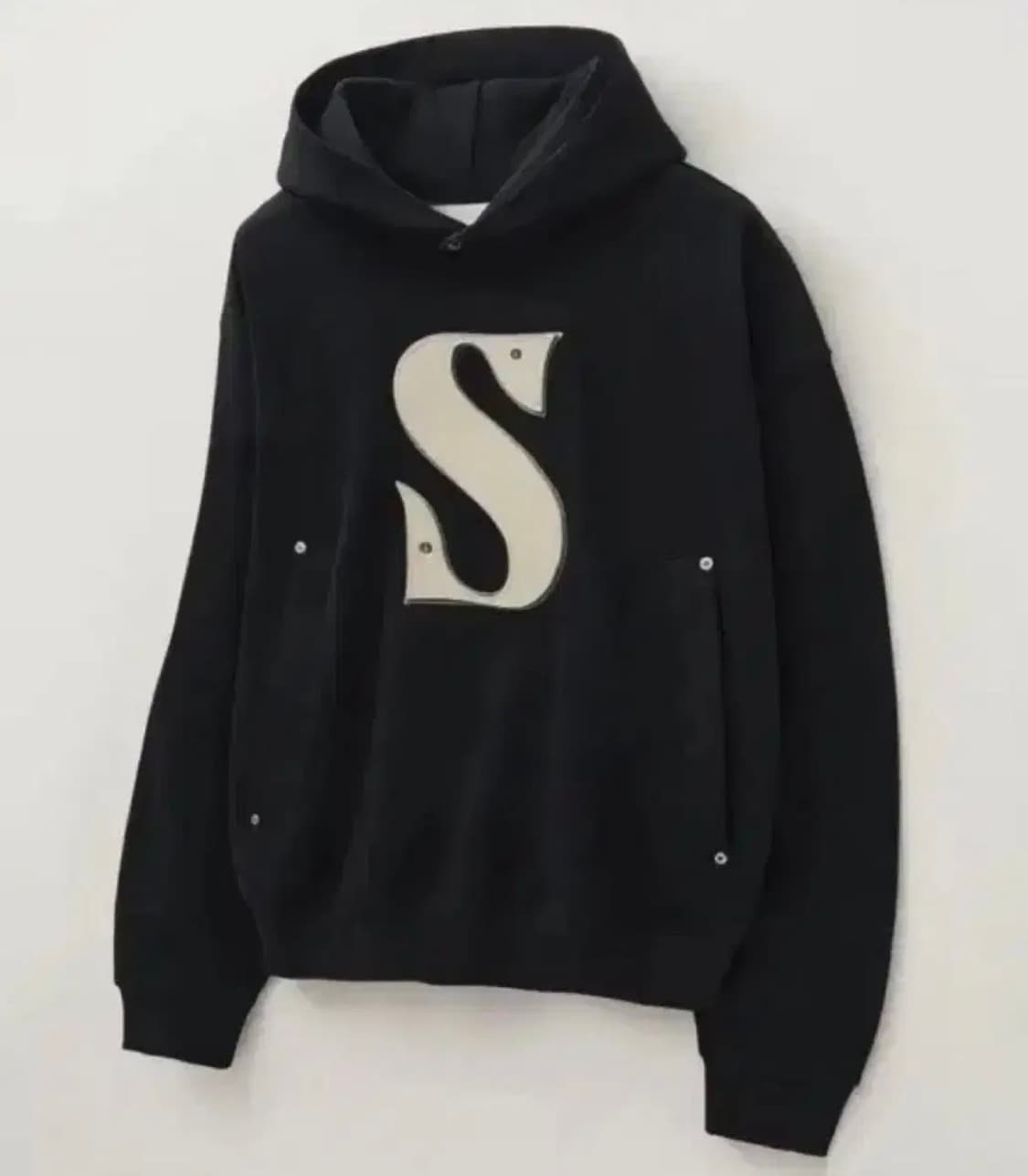 세터 satur 리벳 아플리케 포켓 로고 후드 블랙 상품이미지1