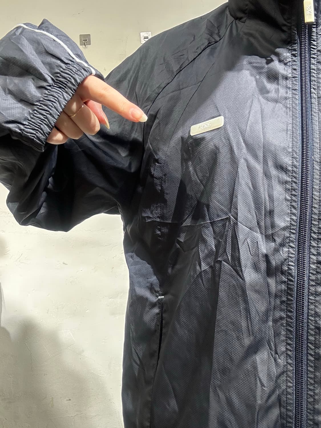 아식스 블랙 로고 사이드 라인 바람막이 자켓 L 상품이미지4
