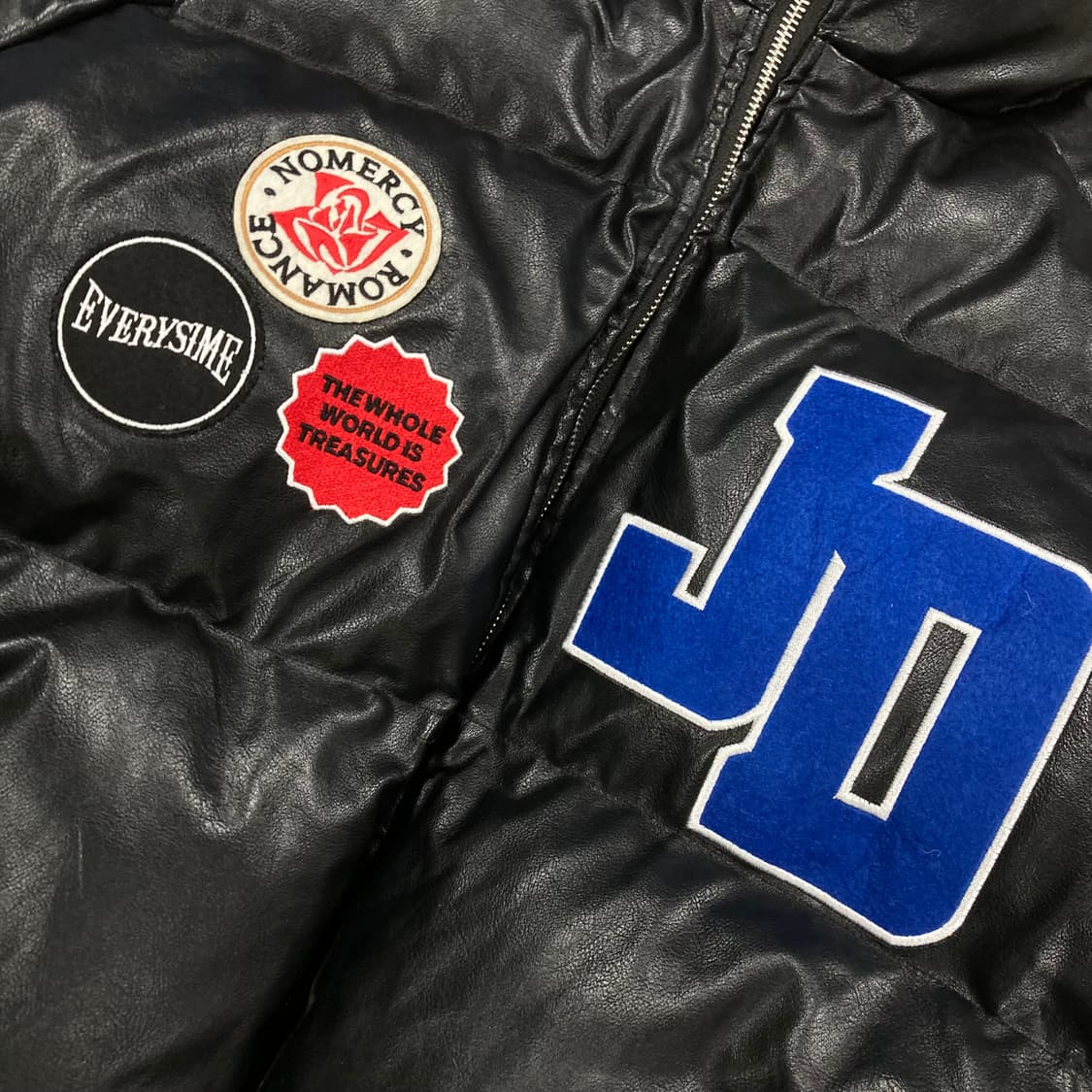 더블제이디 블랙 컬러 자수 패치 레더 숏 패딩 상품이미지3