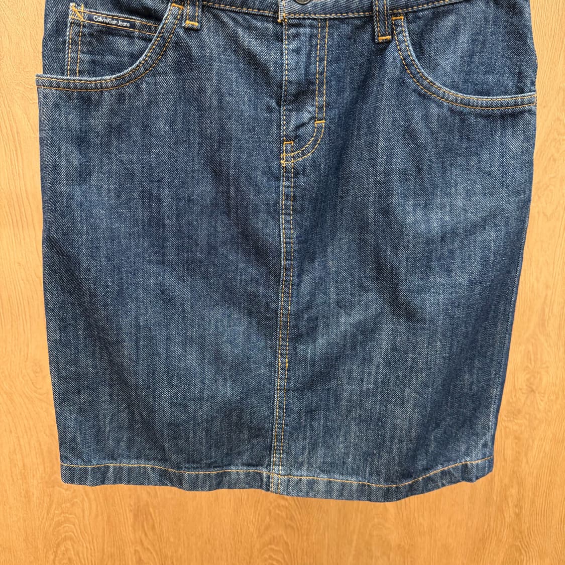 캘빈클라인 진스 데님 스커트 백 포켓 큐빅 장식 디테일 H라인 진청 상품이미지5