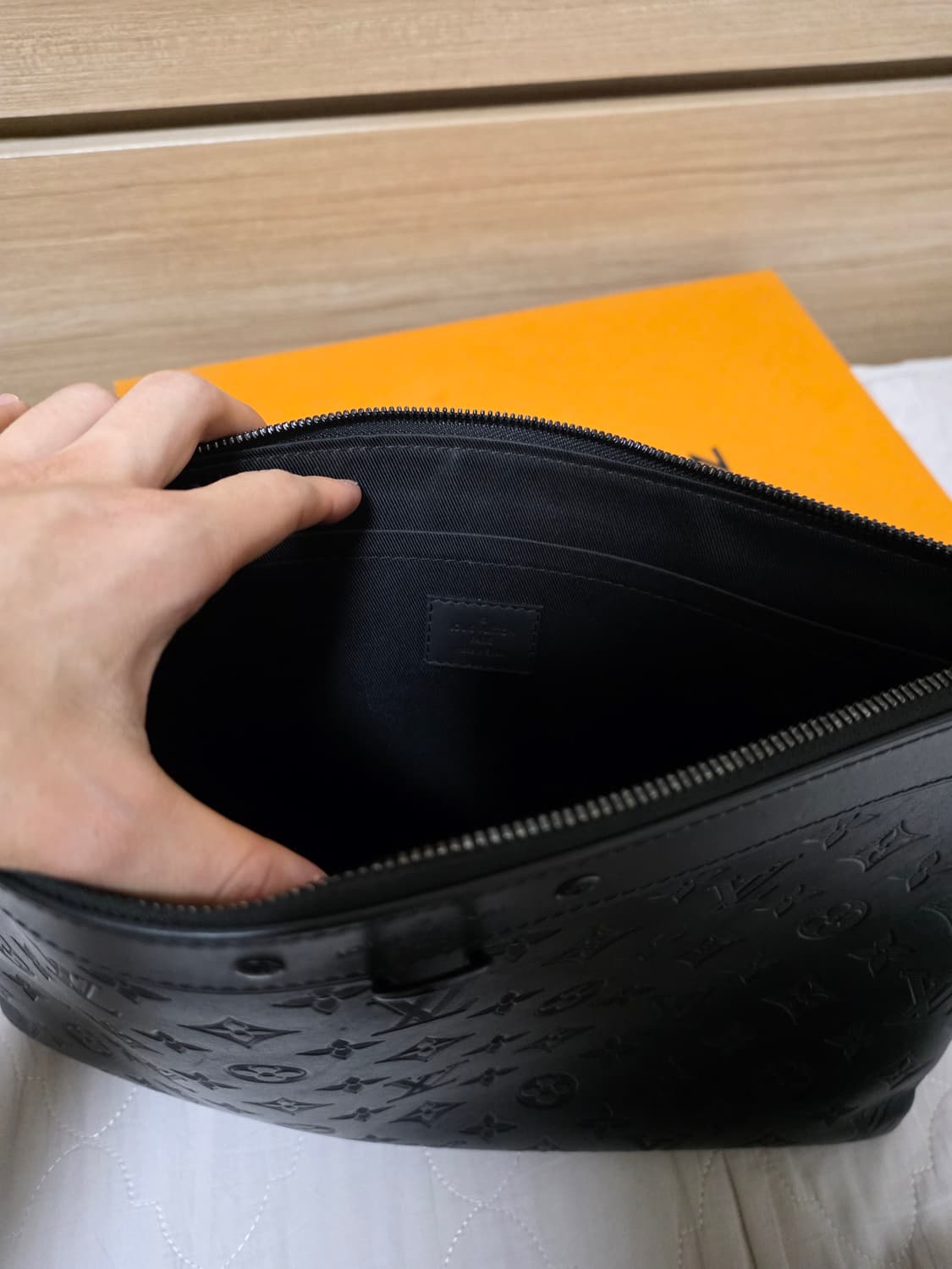 루이비통 쉐도우 포쉐트  모노그램 클러치 블랙 상품이미지2