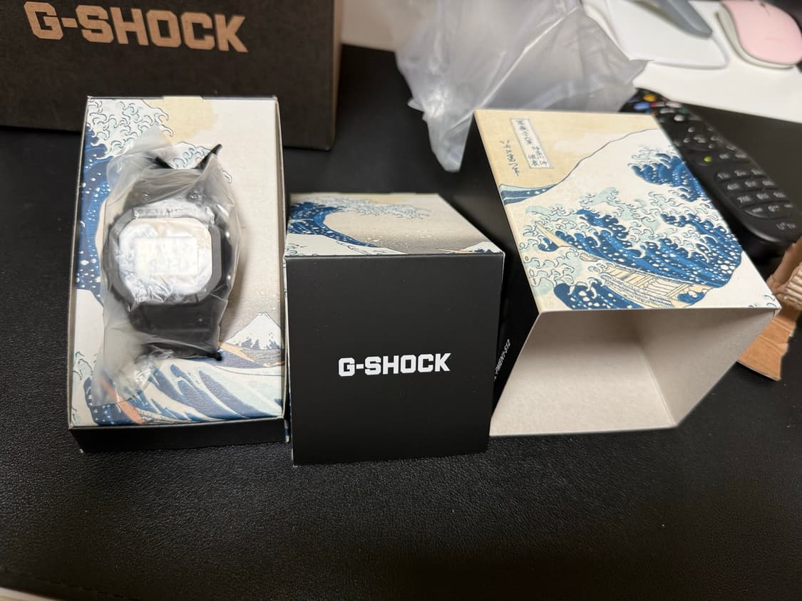 [국내정발] 지샥 호쿠사이 파도 DW-5600KHK25-1DR 상품이미지1