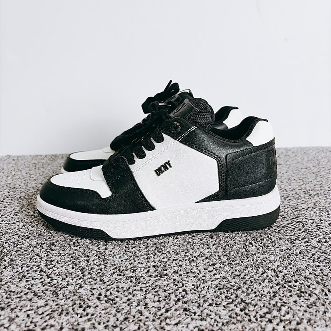 (정품/새상품) DKNY 공용 화이트 블랙 범고래 스니커즈 상품이미지4