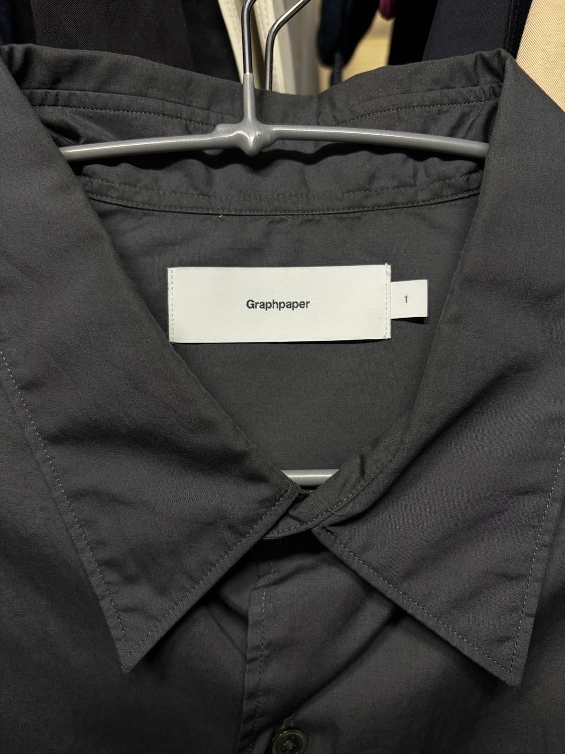 그라프페이퍼 브로드 오버사이즈 레귤러 카라 셔츠 1 사이즈 판매합니다. 상품이미지3