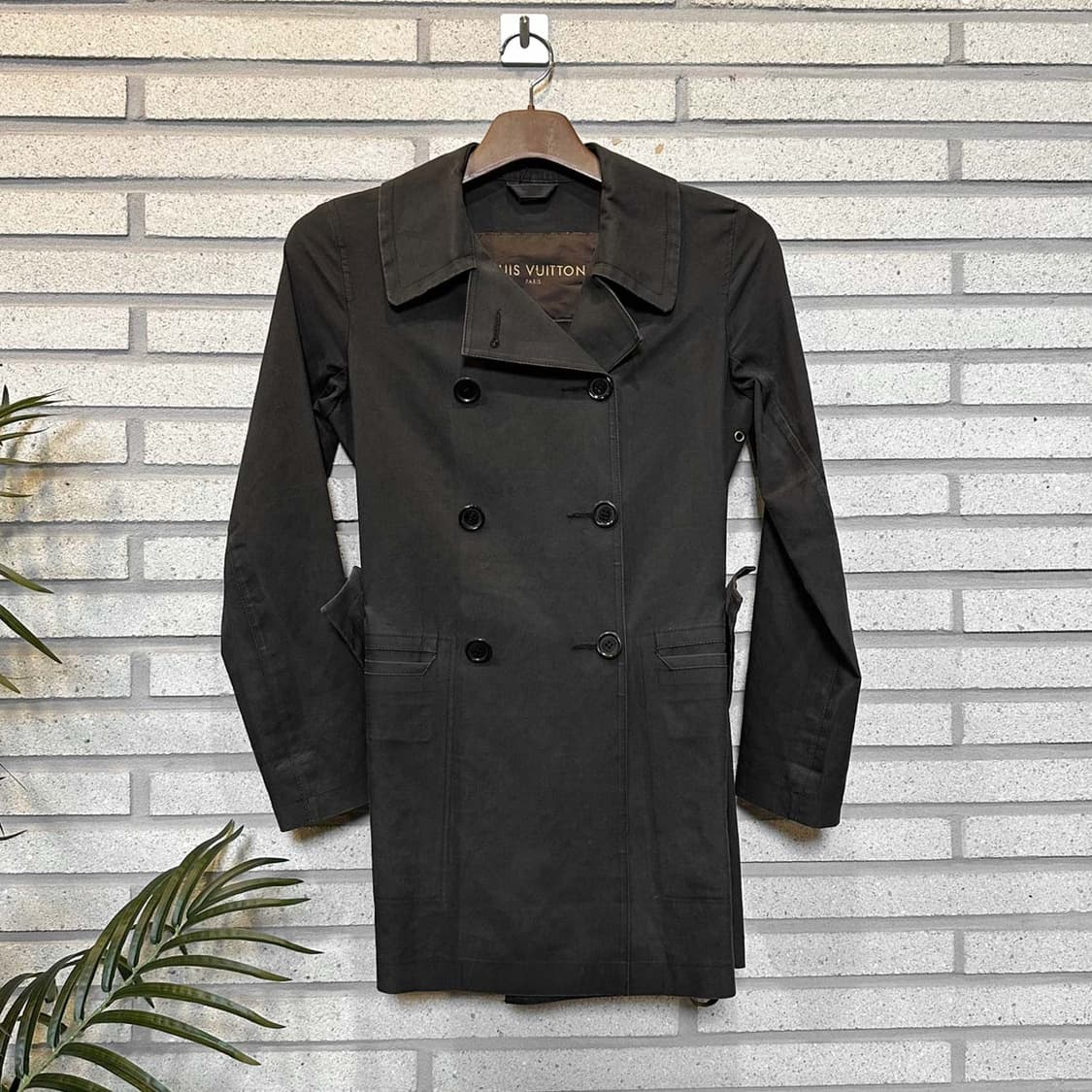루이비통 하프 트렌치코트 카라넥 더블버튼 백 벨티드 디테일 블랙 상품이미지1