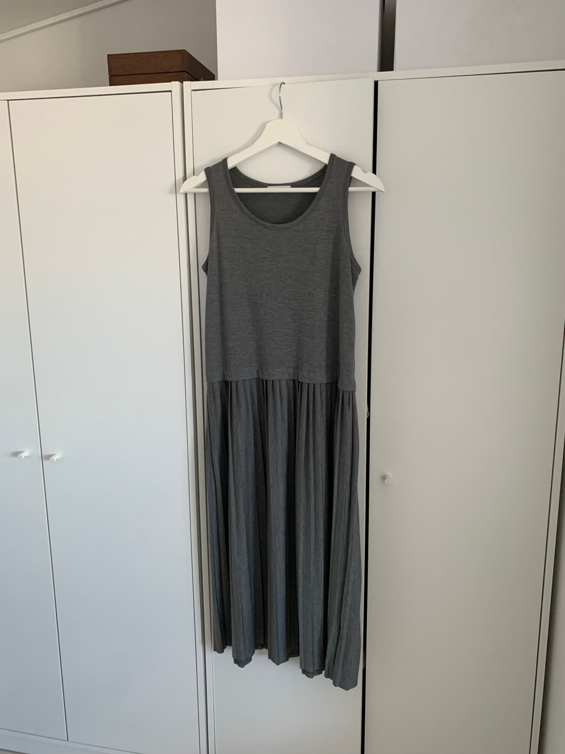 그레이 핀턱 슬리브리스 원피스 상품이미지1