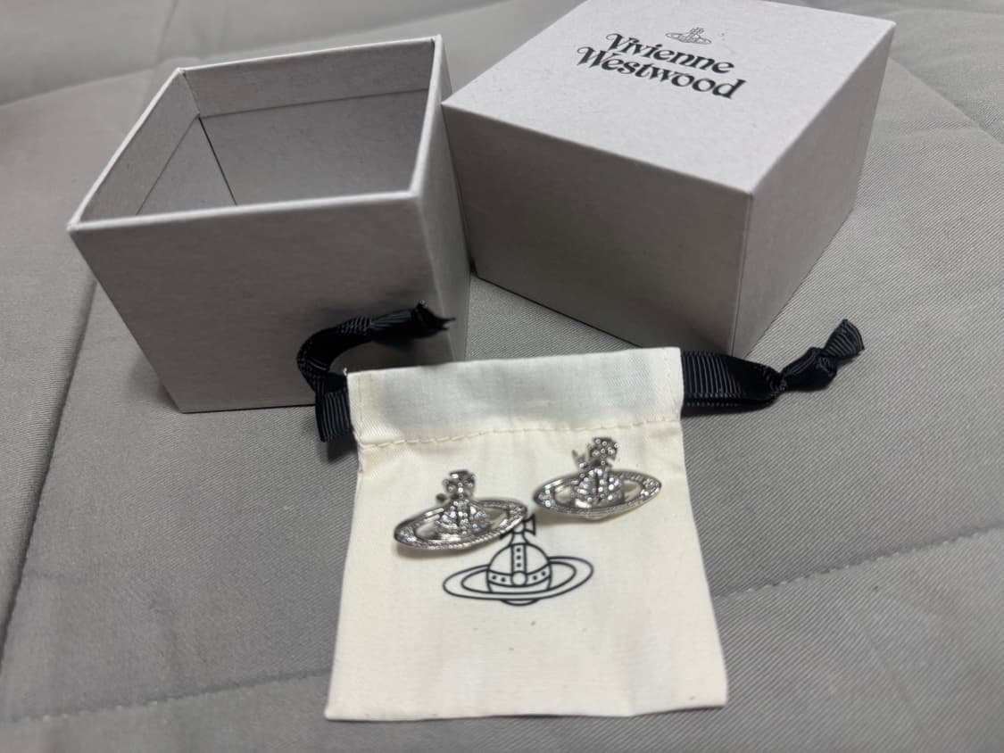 정품_ 미사용 비비안 웨스트 우드 미니 바스 릴리프 귀걸이  상품이미지1