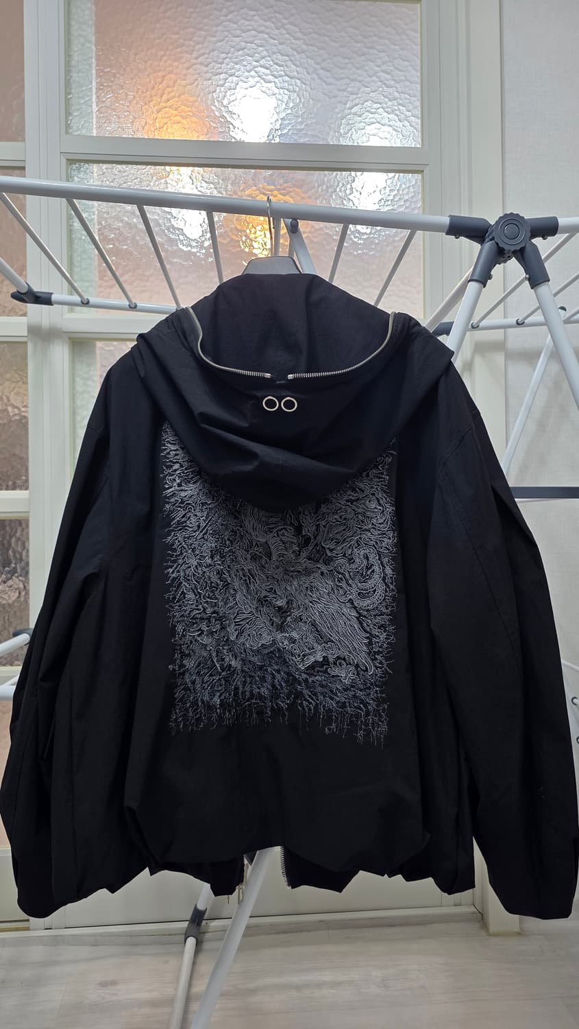 송지오 컬렉션 멀티 다트 엠브로이드 후드 점퍼 블랙 상품이미지3