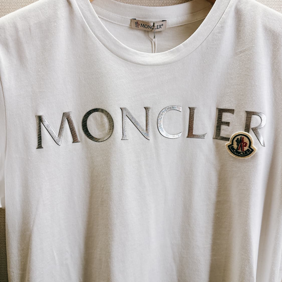 몽클레어 여성 로고 패치 화이트 티셔츠 상품이미지2