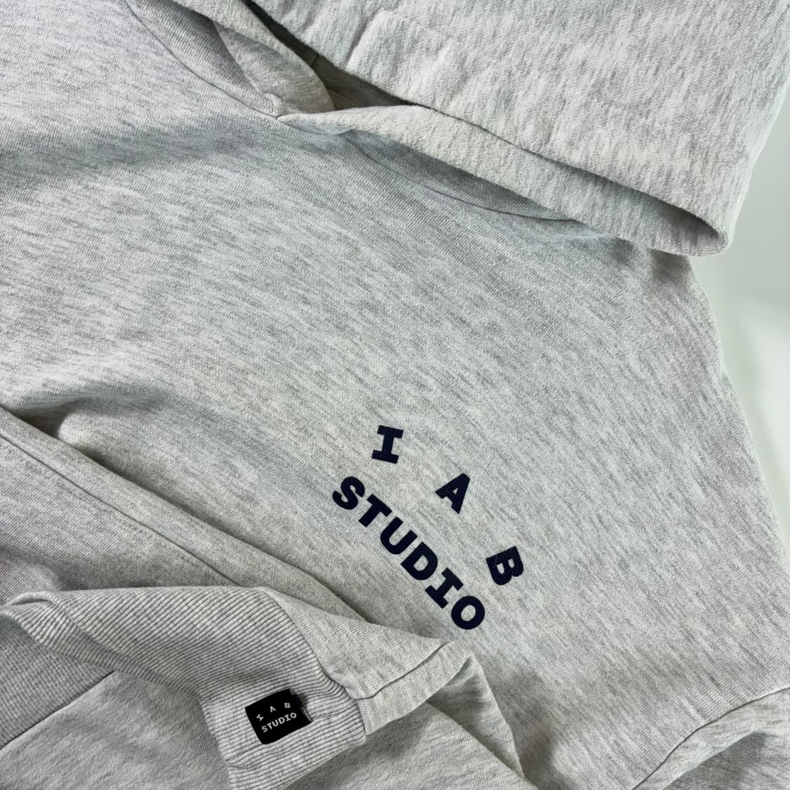 IAB studio  아이앱 스튜디오 로고 그레이 후드티  상품이미지4