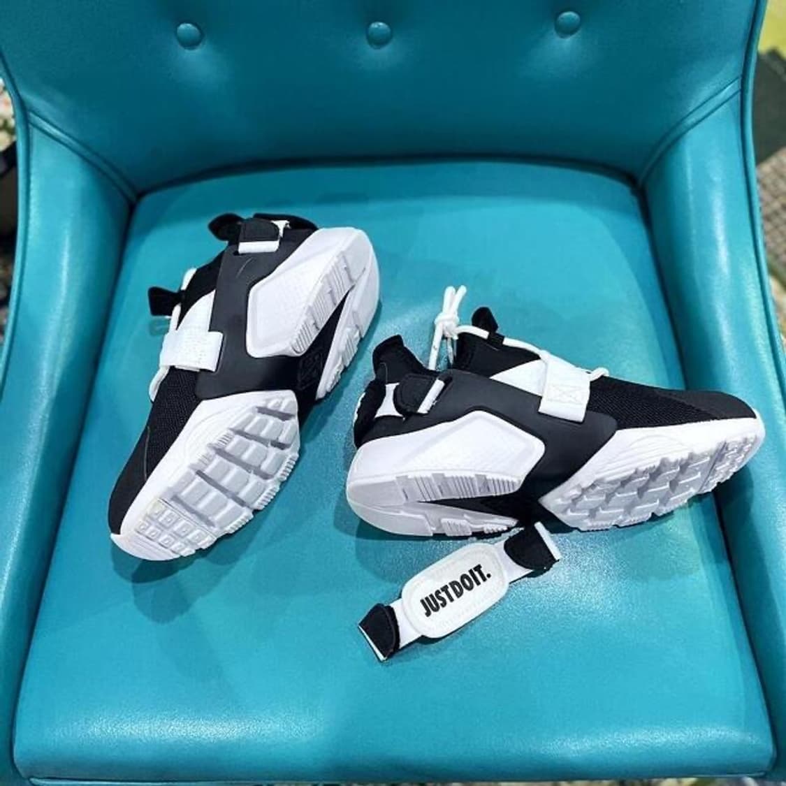 나이키 에어 허라치 시티 로우 (230) 상품이미지3