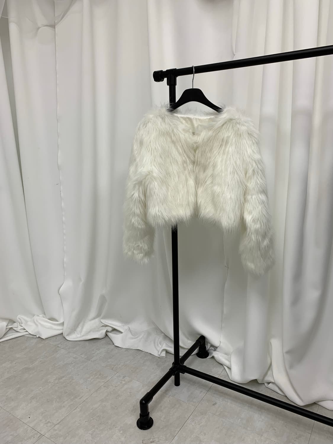 화이트 크롭 퍼자켓 상품이미지1