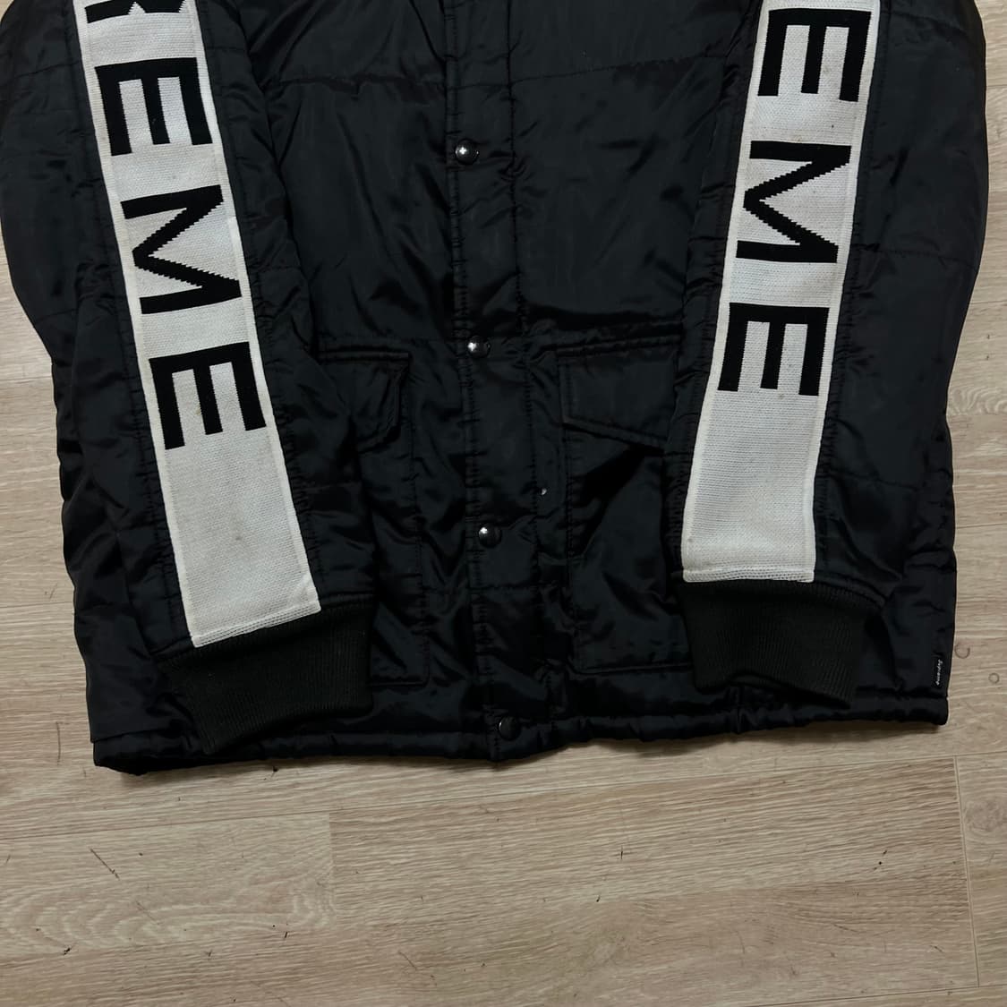 슈프림 플리스 안감 사이드라인 로고 암밴드 패딩 점퍼 [블랙] L/100 상품이미지3